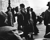 Le baiser de l'H&ocirc;tel de ville de Doisneau Vu du train