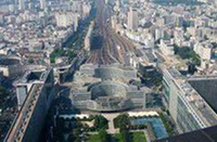 vue de la tour montparnasse sur les voies du tgv